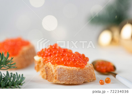 Red caviar canape 72234036