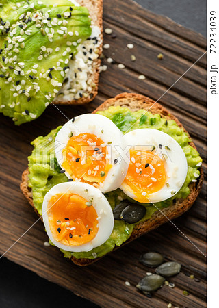 Toast with mashed avocado and egg 72234039