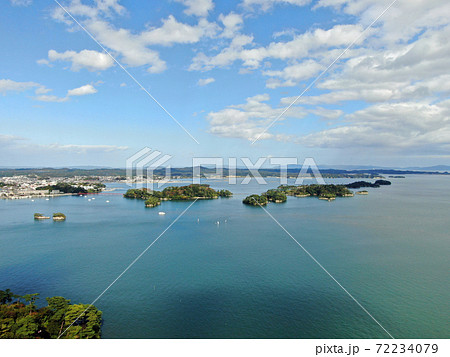 松島海岸の上空から松島湾を望む 松島海岸の上空から松島湾を望む 72234079