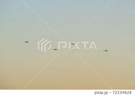 ヘリコプター 夕焼け 空 72234628