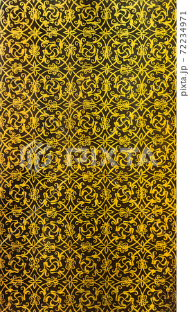 英国　黄色い壁　伝統的なタイル 72234971