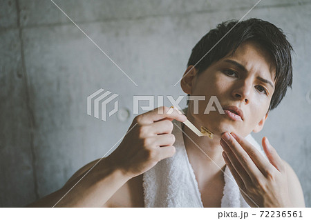 T字カミソリで髭剃り 72236561