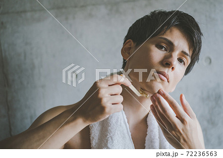 T字カミソリで髭剃り 72236563