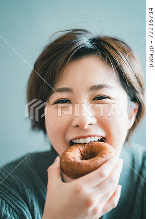 ドーナツを食べる 72236734