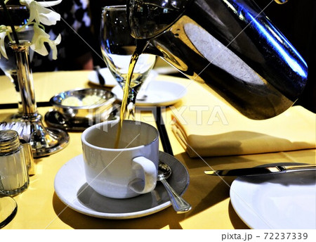 朝食時に注がれるコーヒー 72237339