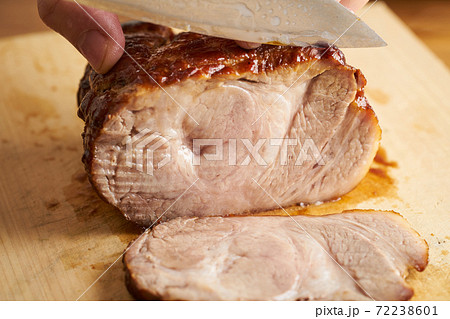 焼豚をスライスする 焼豚をスライスする 72238601