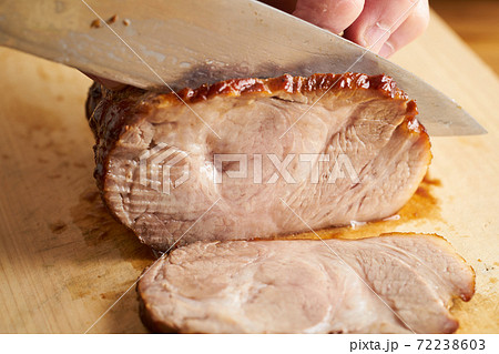 焼豚をスライスする 72238603