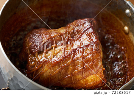 焼豚を鍋で煮詰める 焼豚を鍋で煮詰める 72238617