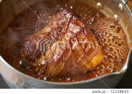 焼豚を鍋で煮詰める 72238620