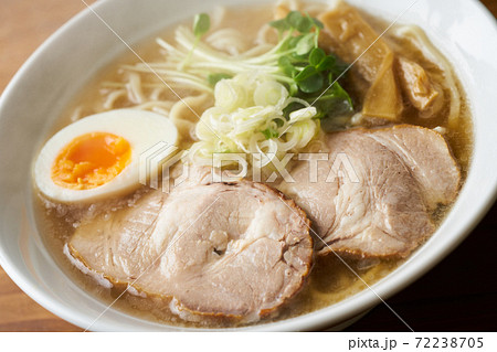 焼豚がたっぷり乗った中華そば（醤油味） 72238705