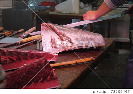 大間産本マグロの解体とマグロの競り。 大間産本マグロの解体とマグロの競り。 72239447