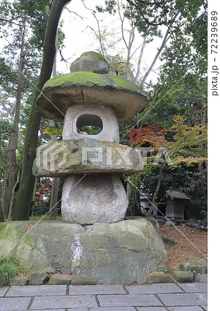 久伊豆神社 大きな石灯籠と木遣の歌碑 埼玉県越谷市の写真素材 
