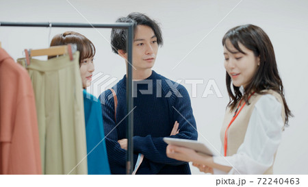 服を選ぶ若い男女 服を選ぶ若い男女 72240463