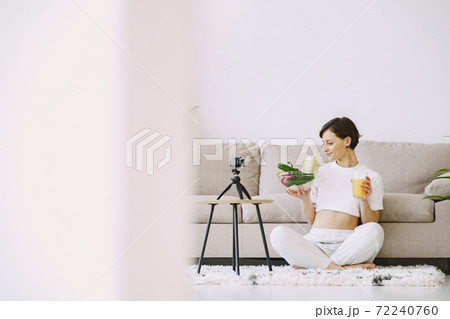 Nutritionist shoots a nutrition blog 72240760