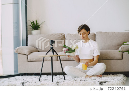 Nutritionist shoots a nutrition blog 72240761