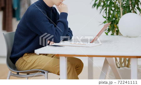 ファッションデザインを考える若い男性 72241111