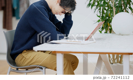 ファッションデザインを考える若い男性 72241112