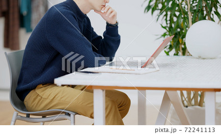 ファッションデザインを考える若い男性 72241113