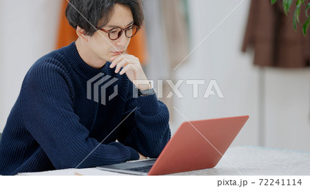 ファッションデザインを考える若い男性 72241114