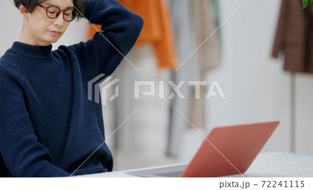 ファッションデザインを考える若い男性 72241115