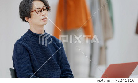 ファッションデザインを考える若い男性 72241116
