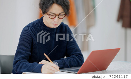 ファッションデザインを考える若い男性 72241117