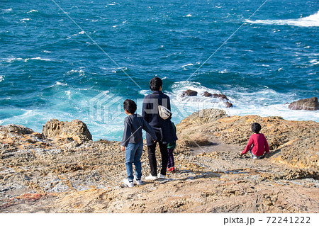 日本海の強風に吹かれながら岸壁に立つ父と子 島根県出雲市大社町 日本海の強風に吹かれながら岸壁に立つ父と子 島根県出雲市大社町 72241222