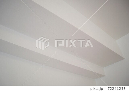 新築マンションの梁による下がり天井 72241253