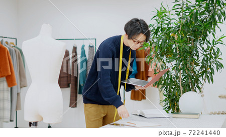 服のデザインをする若い男性 服のデザインをする若い男性 72241440