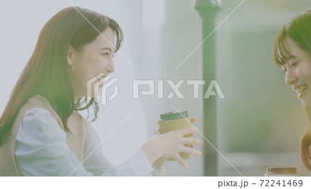 カフェで楽しそうに話す若い女性たち 72241469