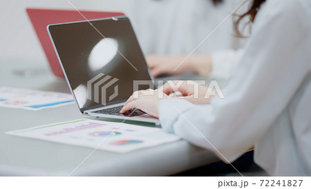 意見交換をする若い女性たち 72241827