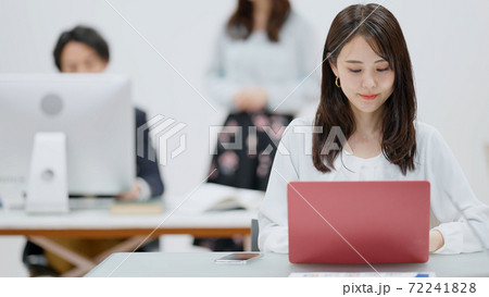 意見交換をする若い男女 72241828