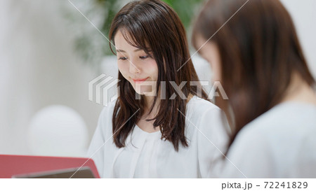 意見交換をする若い女性たち 72241829