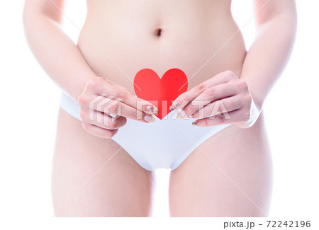 女性ならではの病気　悩み　診断　下腹部　ハートを持つ女性 72242196