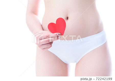 女性ならではの病気　悩み　診断　下腹部　ハートを持つ女性 72242199