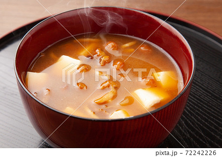 なめこと豆腐の味噌汁 なめこと豆腐の味噌汁 72242226