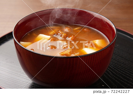 なめこと豆腐の味噌汁 なめこと豆腐の味噌汁 72242227