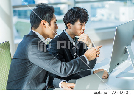 パソコンに向かう若いビジネスマン パソコンに向かう若いビジネスマン 72242289