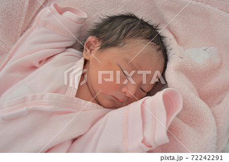 生まれたばかりの女の子の赤ちゃんの写真素材