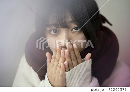 冬を感じる女性のポートレート 72242571