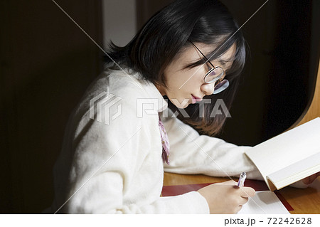 勉強をする女子高生 72242628