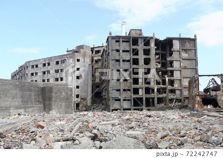 第3見学広場から見た軍艦島南部のアパート 72242747