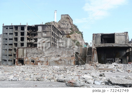 第3見学広場から見た軍艦島南部のアパート 72242749