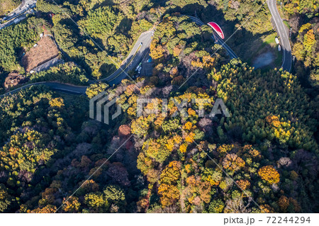 紅葉の中を優雅に飛ぶパラグライダー。和歌山県紀の川市寺山スカイスポーツ 紅葉の中を優雅に飛ぶパラグライダー。和歌山県紀の川市寺山スカイスポーツ 72244294