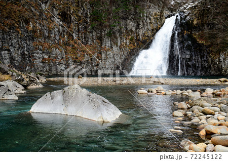 初冬の法体の滝　秋田県 72245122