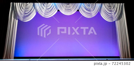 ジョーゼットカーテンと寒色系照明 72245302