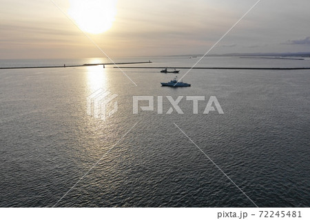 釧路港の港湾の夕景 釧路港の港湾の夕景 72245481