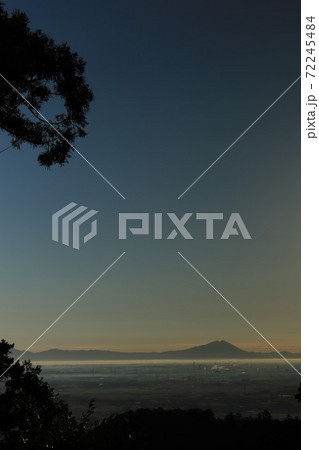 栃木市大平山からの筑波山風景 72245484