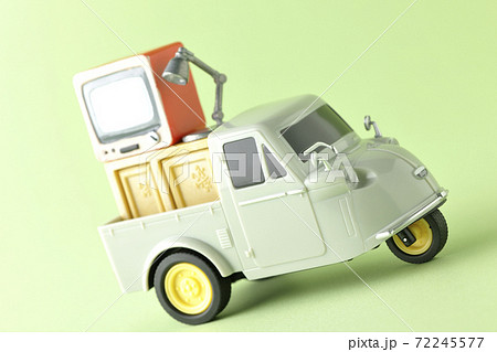 オート三輪のおもちゃやテレビなどのミニチュア模型を使って引っ越し等のイメージ撮影 72245577