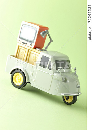オート三輪のおもちゃやテレビなどのミニチュア模型を使って引っ越し等のイメージ撮影 72245585